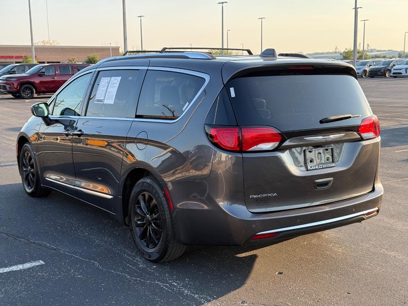 Chrysler Pacifica Vehicle Full-screen Gallery Image 5