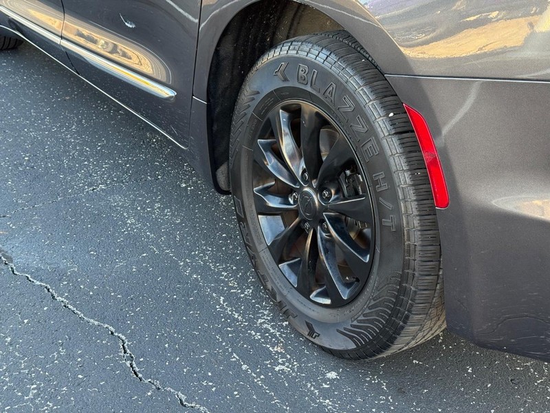 Chrysler Pacifica Vehicle Full-screen Gallery Image 6