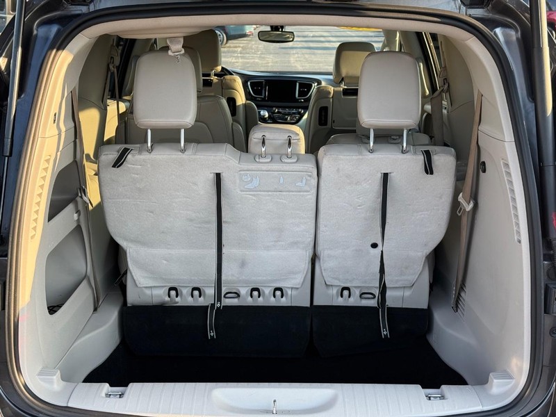 Chrysler Pacifica Vehicle Full-screen Gallery Image 7