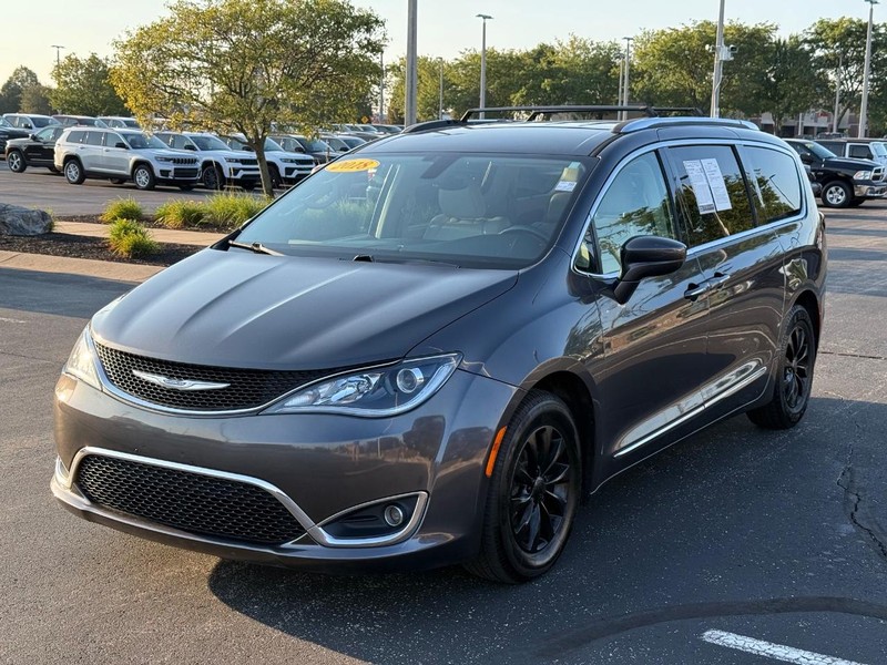 Chrysler Pacifica Vehicle Full-screen Gallery Image 9