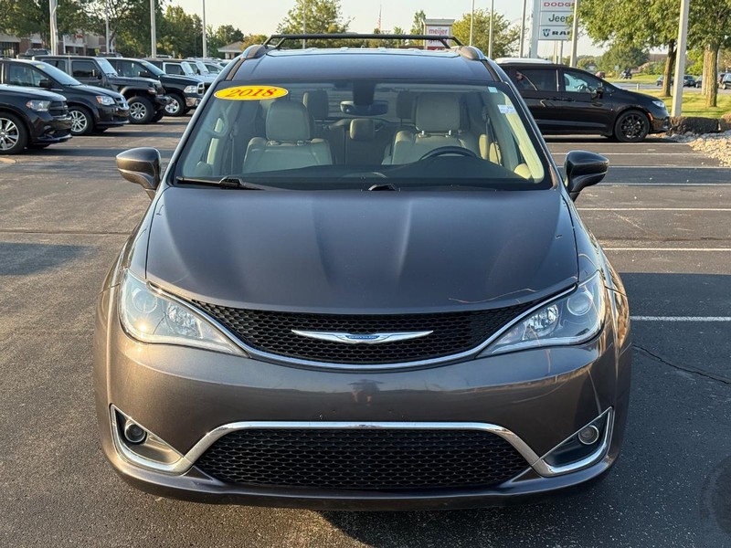 Chrysler Pacifica Vehicle Full-screen Gallery Image 10