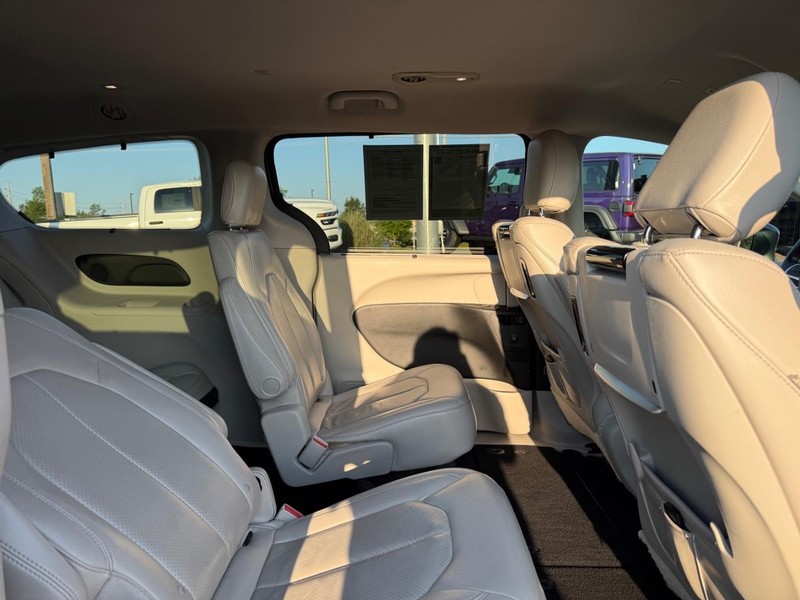 Chrysler Pacifica Vehicle Full-screen Gallery Image 11