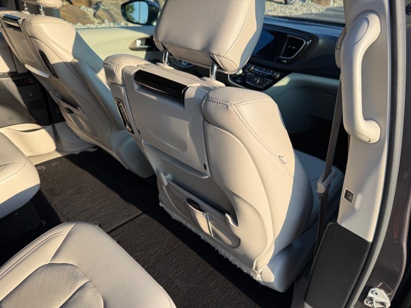 Chrysler Pacifica Vehicle Full-screen Gallery Image 12
