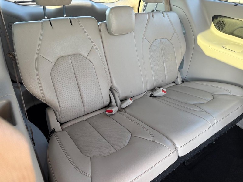 Chrysler Pacifica Vehicle Full-screen Gallery Image 13
