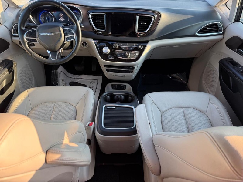 Chrysler Pacifica Vehicle Full-screen Gallery Image 14