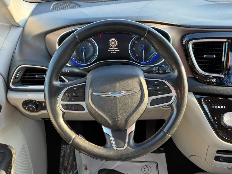 Chrysler Pacifica Vehicle Full-screen Gallery Image 15