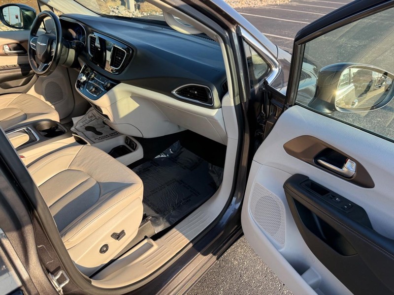 Chrysler Pacifica Vehicle Full-screen Gallery Image 16