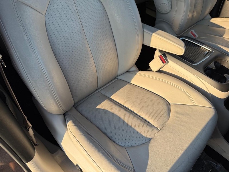 Chrysler Pacifica Vehicle Full-screen Gallery Image 17