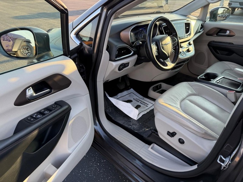 Chrysler Pacifica Vehicle Full-screen Gallery Image 18