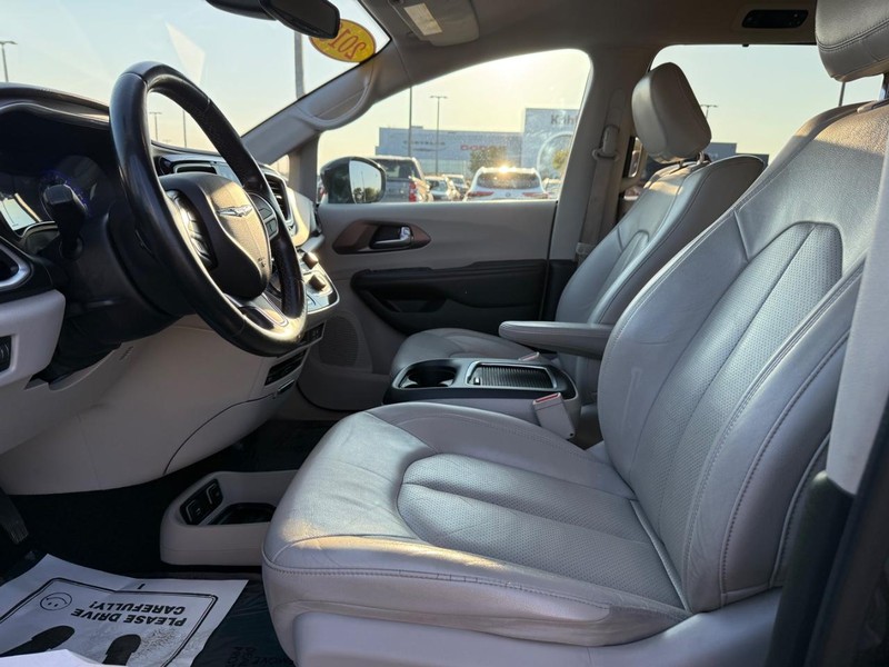 Chrysler Pacifica Vehicle Full-screen Gallery Image 19
