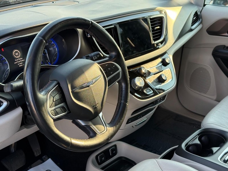 Chrysler Pacifica Vehicle Full-screen Gallery Image 20