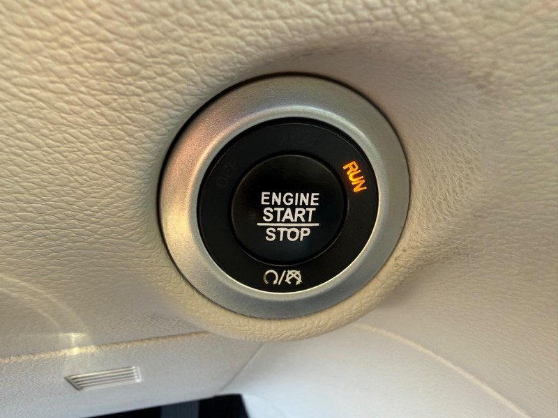 Chrysler Pacifica Vehicle Full-screen Gallery Image 23