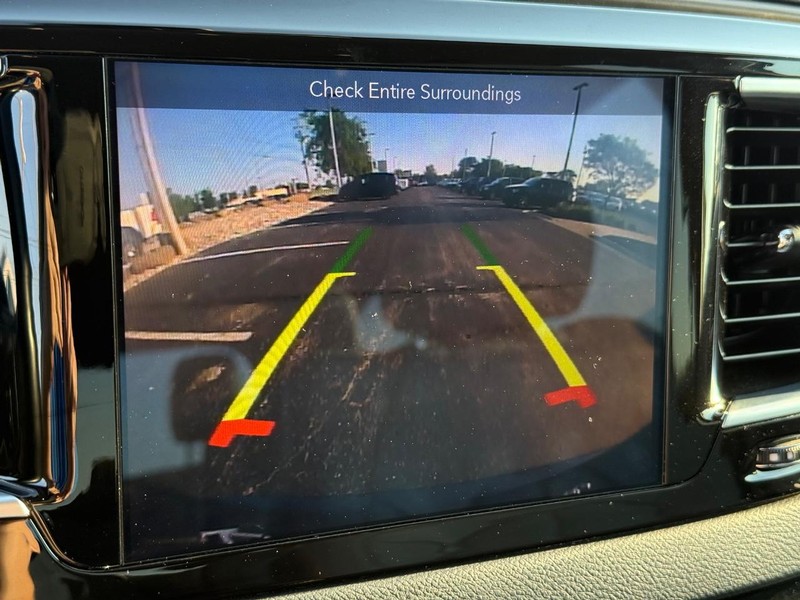 Chrysler Pacifica Vehicle Full-screen Gallery Image 25