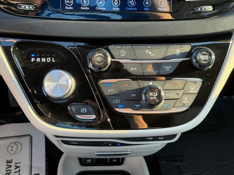 Chrysler Pacifica Vehicle Full-screen Gallery Image 27