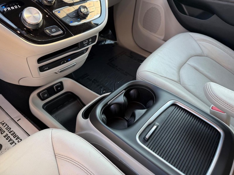 Chrysler Pacifica Vehicle Full-screen Gallery Image 28