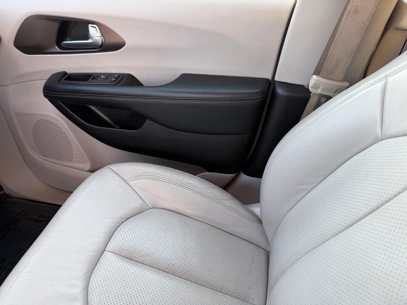 Chrysler Pacifica Vehicle Full-screen Gallery Image 29