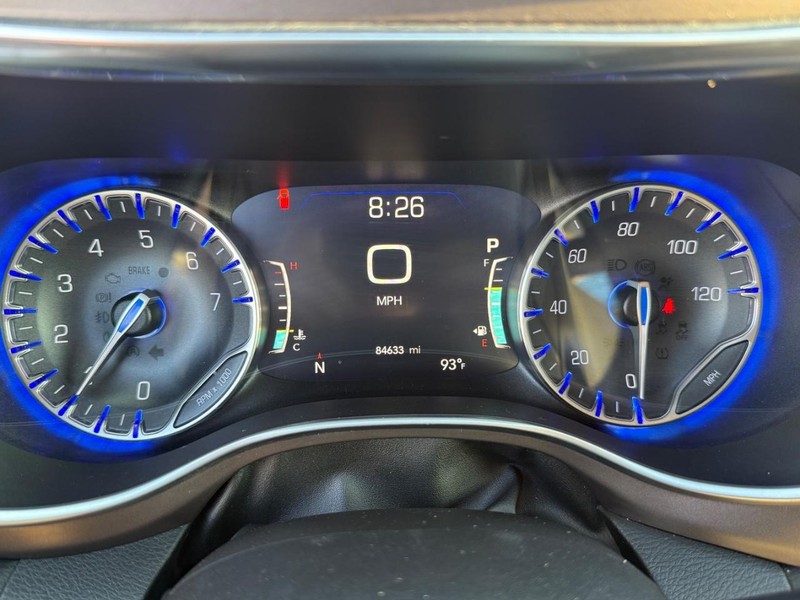 Chrysler Pacifica Vehicle Full-screen Gallery Image 30