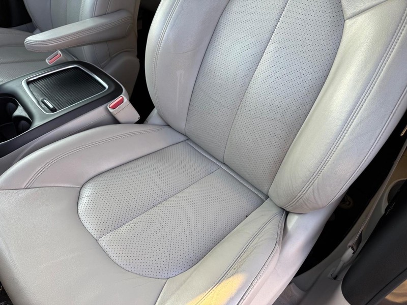 Chrysler Pacifica Vehicle Full-screen Gallery Image 32