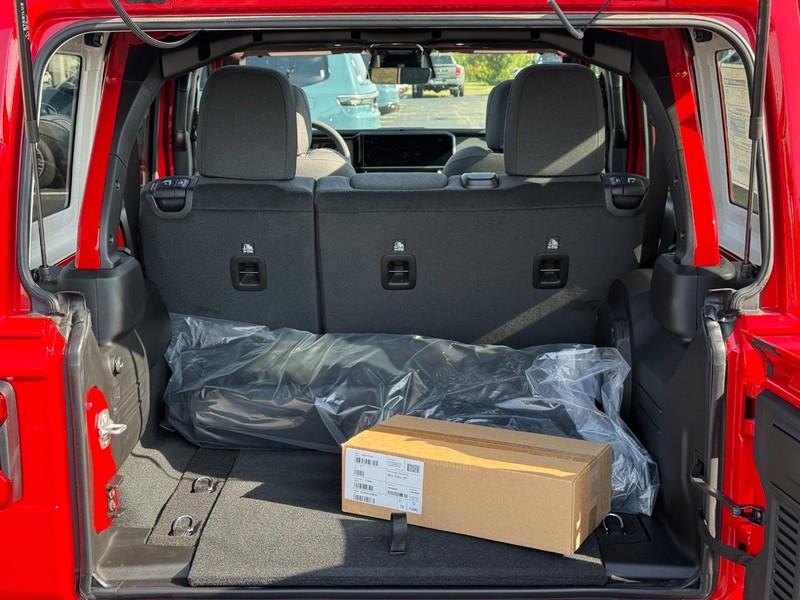 Jeep Wrangler Vehicle Full-screen Gallery Image 7