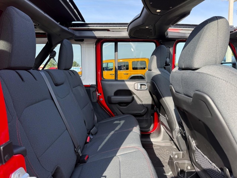 Jeep Wrangler Vehicle Full-screen Gallery Image 10