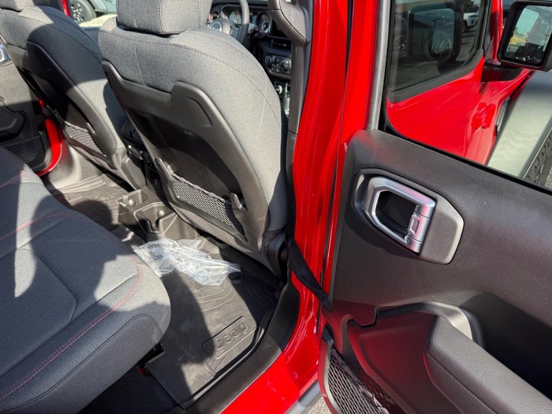 Jeep Wrangler Vehicle Full-screen Gallery Image 11