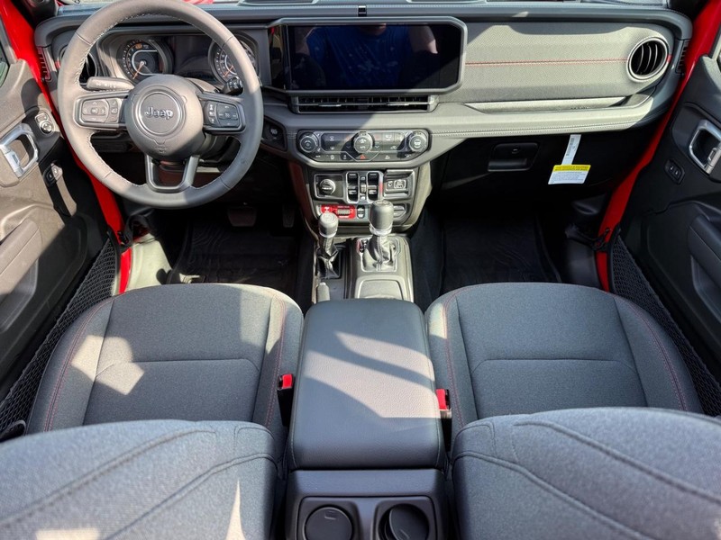 Jeep Wrangler Vehicle Full-screen Gallery Image 13