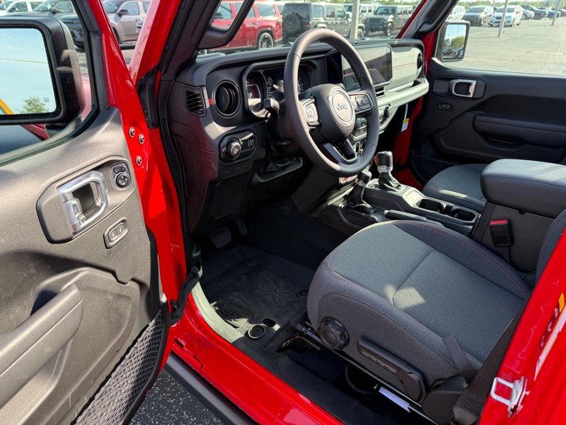 Jeep Wrangler Vehicle Full-screen Gallery Image 17