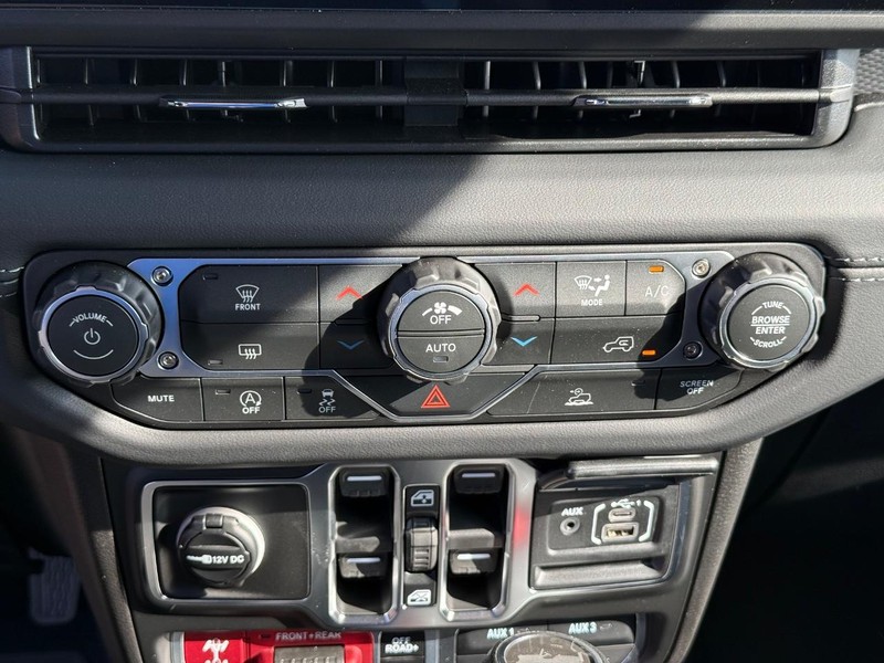 Jeep Wrangler Vehicle Full-screen Gallery Image 25