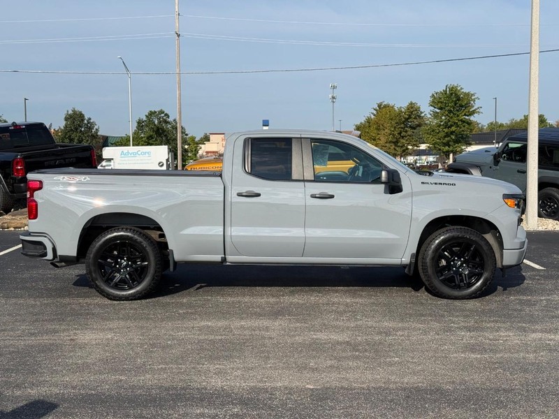 Chevrolet Silverado 1500 Vehicle Full-screen Gallery Image 02
