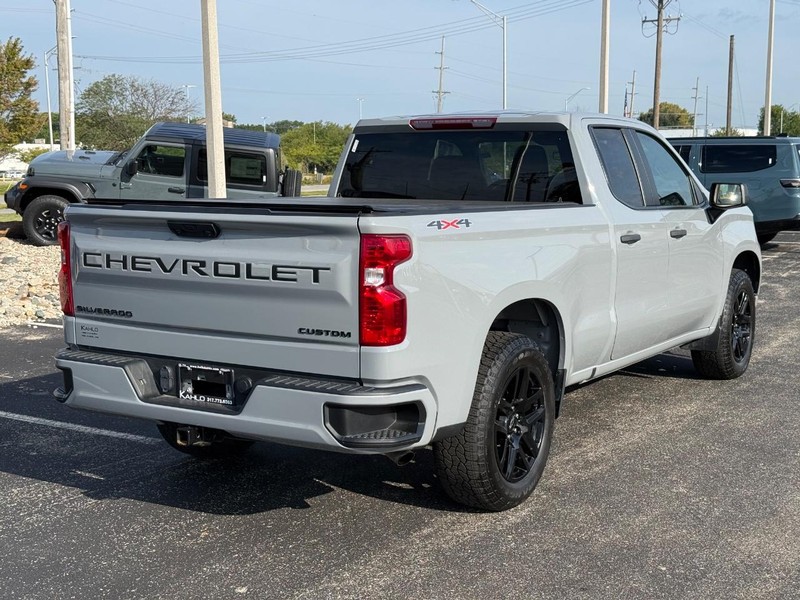 Chevrolet Silverado 1500 Vehicle Full-screen Gallery Image 03