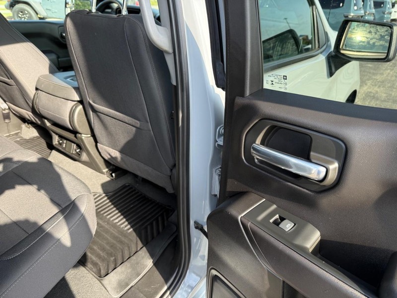 Chevrolet Silverado 1500 Vehicle Full-screen Gallery Image 11