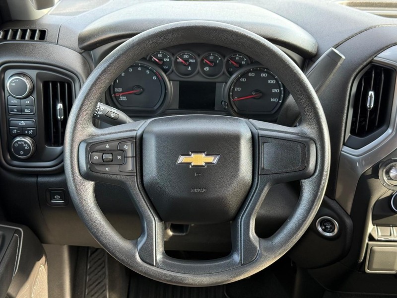 Chevrolet Silverado 1500 Vehicle Full-screen Gallery Image 13