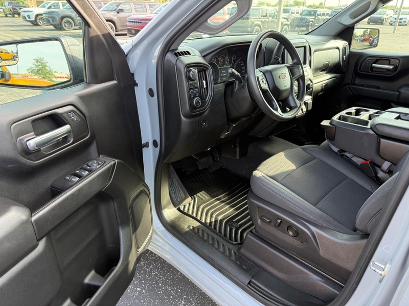 Chevrolet Silverado 1500 Vehicle Full-screen Gallery Image 16