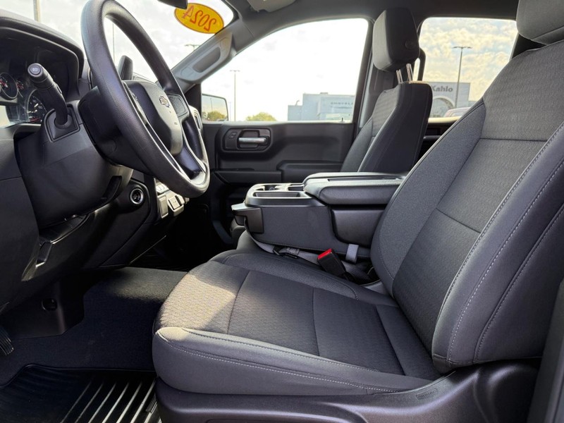 Chevrolet Silverado 1500 Vehicle Full-screen Gallery Image 17