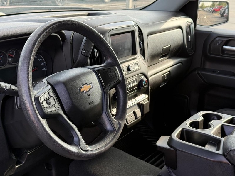 Chevrolet Silverado 1500 Vehicle Full-screen Gallery Image 18