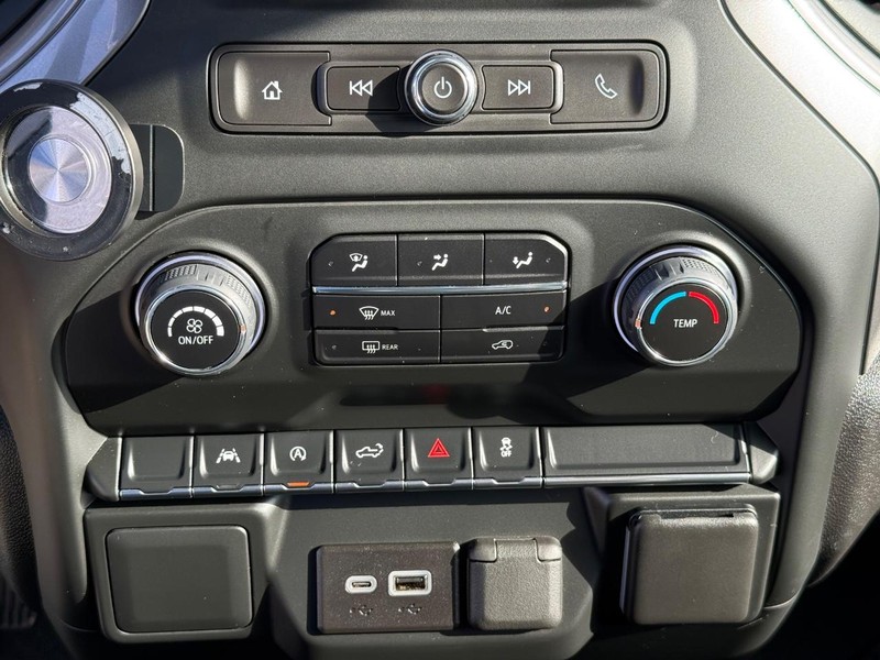 Chevrolet Silverado 1500 Vehicle Full-screen Gallery Image 23
