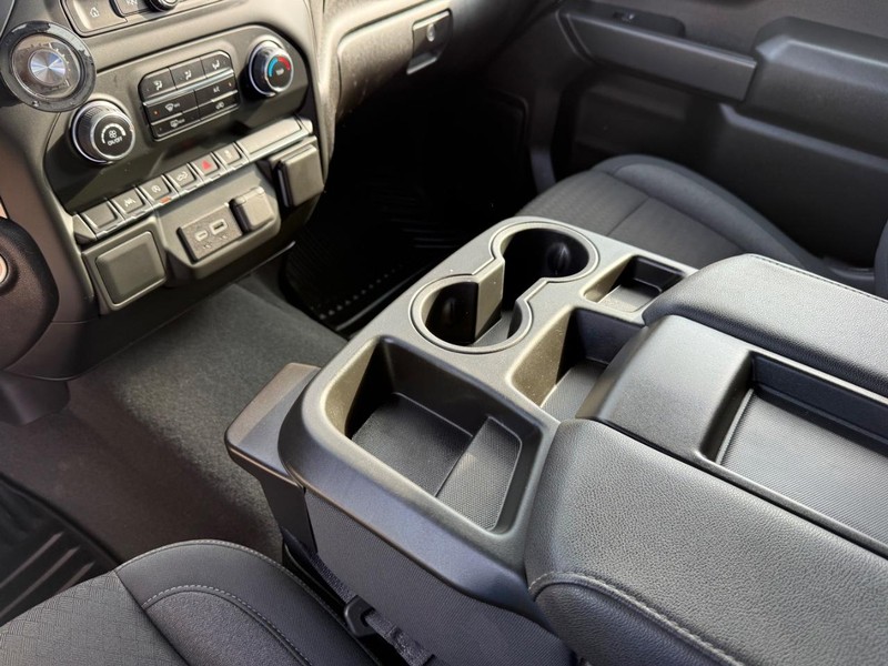 Chevrolet Silverado 1500 Vehicle Full-screen Gallery Image 24