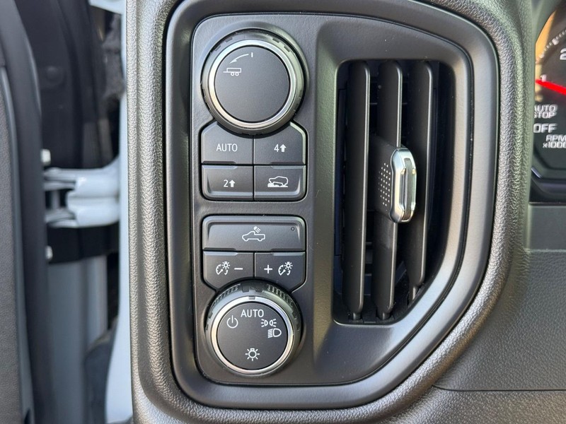 Chevrolet Silverado 1500 Vehicle Full-screen Gallery Image 28