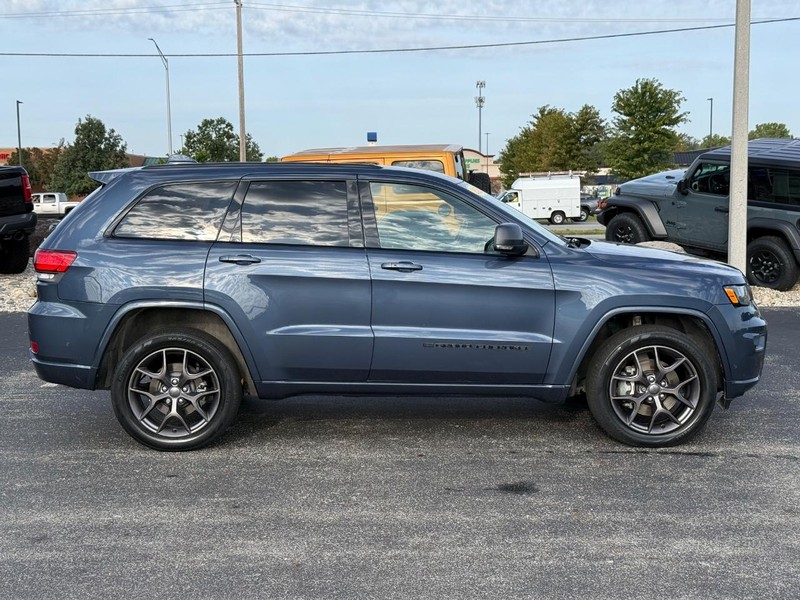 Jeep Grand Cherokee Vehicle Full-screen Gallery Image 2