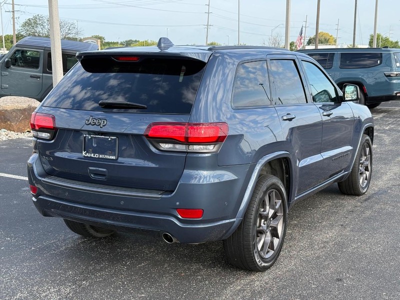 Jeep Grand Cherokee Vehicle Full-screen Gallery Image 3