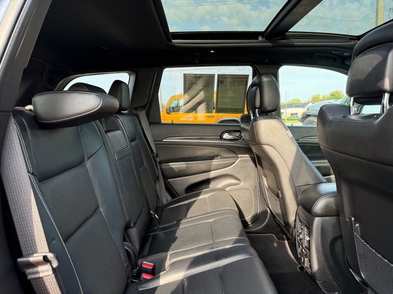 Jeep Grand Cherokee Vehicle Full-screen Gallery Image 11