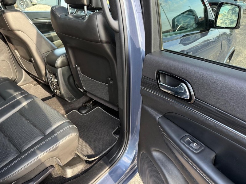 Jeep Grand Cherokee Vehicle Full-screen Gallery Image 12