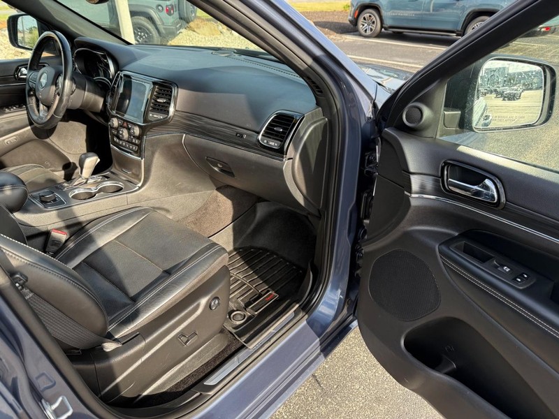 Jeep Grand Cherokee Vehicle Full-screen Gallery Image 16