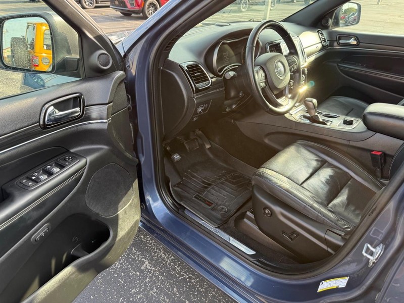 Jeep Grand Cherokee Vehicle Full-screen Gallery Image 18