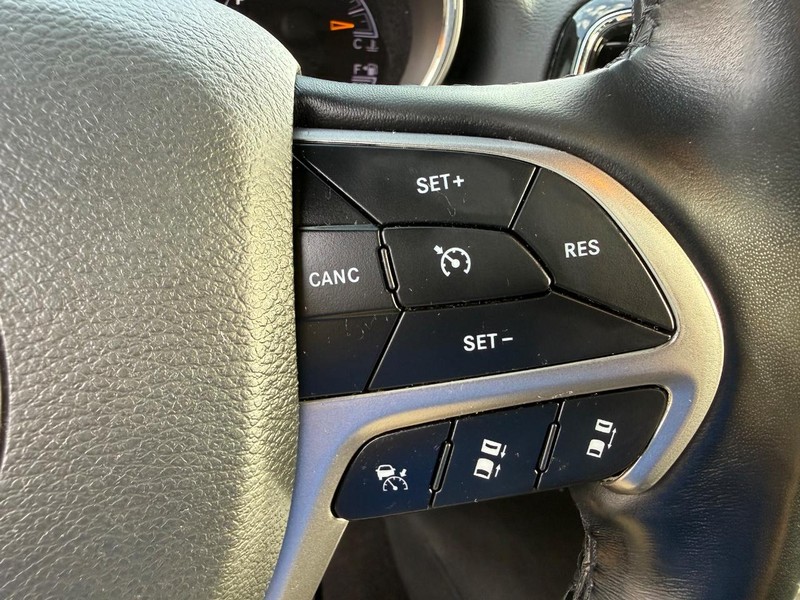 Jeep Grand Cherokee Vehicle Full-screen Gallery Image 22