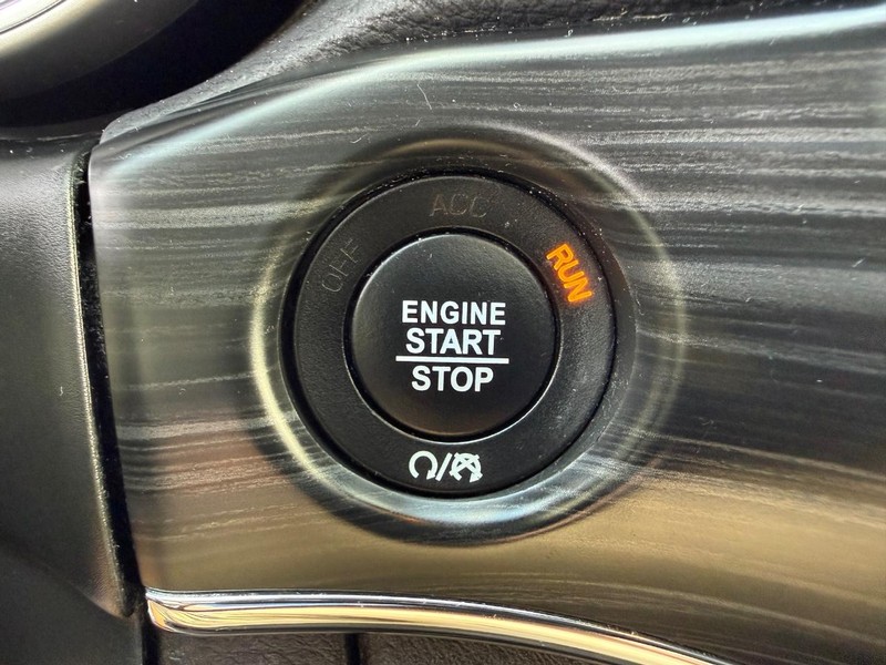 Jeep Grand Cherokee Vehicle Full-screen Gallery Image 23