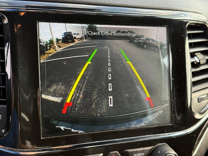 Jeep Grand Cherokee Vehicle Full-screen Gallery Image 24