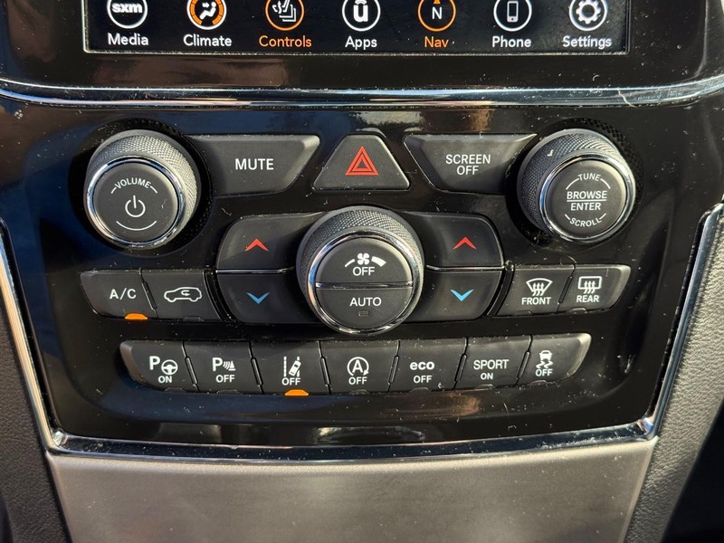 Jeep Grand Cherokee Vehicle Full-screen Gallery Image 27