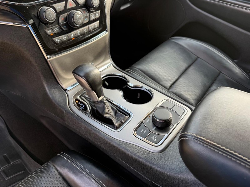 Jeep Grand Cherokee Vehicle Full-screen Gallery Image 28