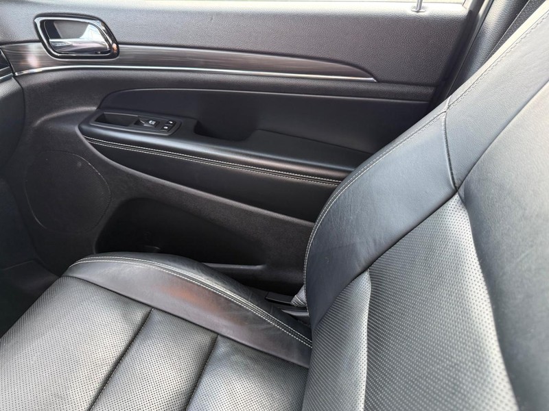 Jeep Grand Cherokee Vehicle Full-screen Gallery Image 29